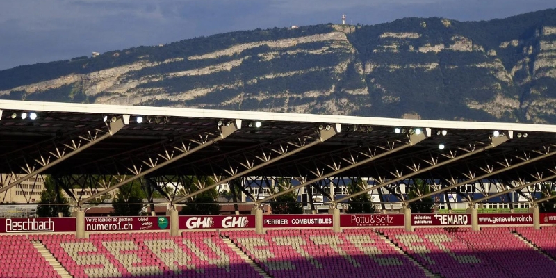 Sân vận động Stade de Genève nằm tại một địa điểm rất hùng vĩ